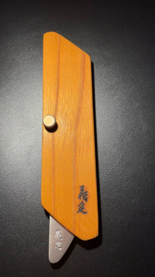 Minimum knife with case